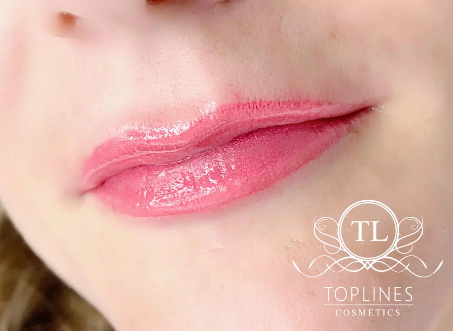 Lippen mit Schattierung. Bild direkt nach der Pigmentierung.Leichte korrektur des Lippenbogens. Die Farbe hellt sich um 30-40% auf.